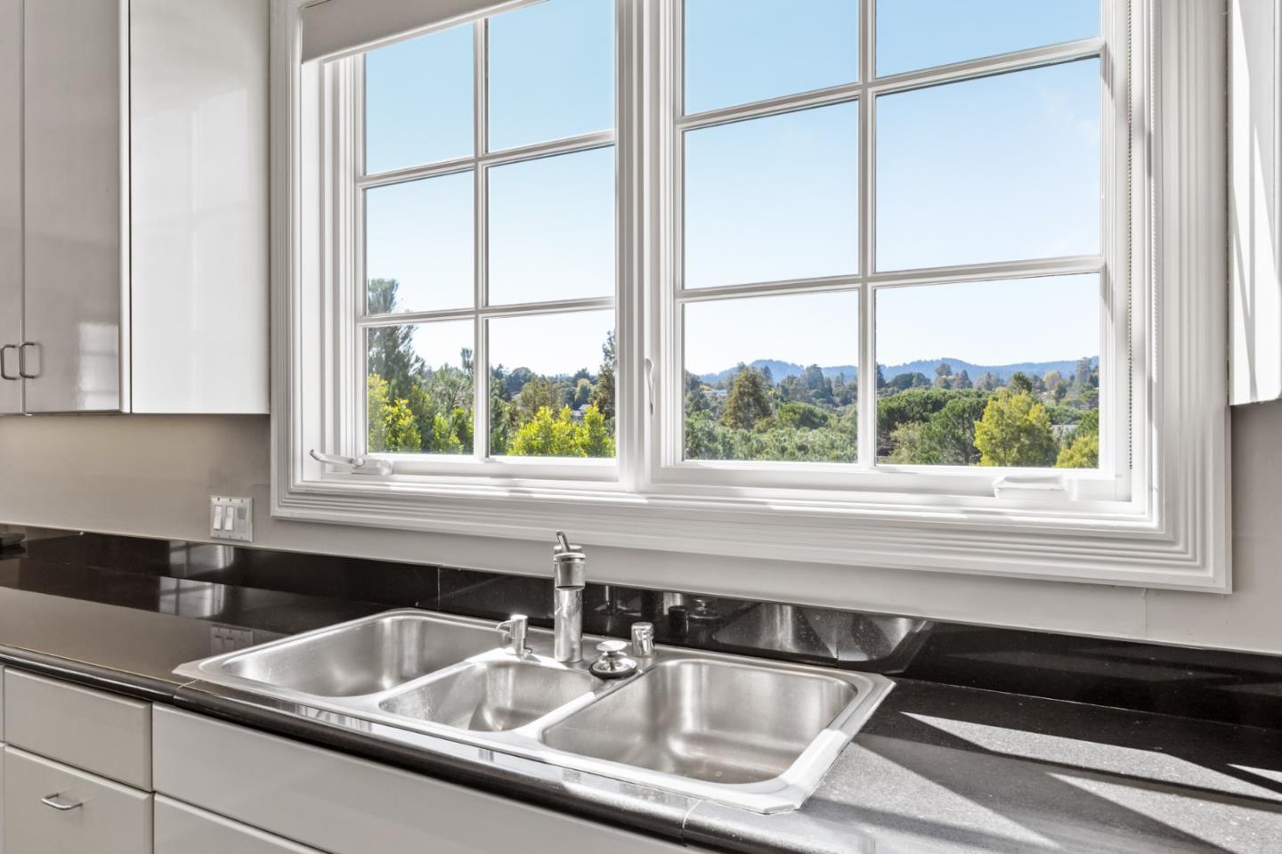 Detail Gallery Image 30 of 120 For 15 Boroughwood Pl, Hillsborough,  CA 94010 - 6 Beds | 7/2 Baths