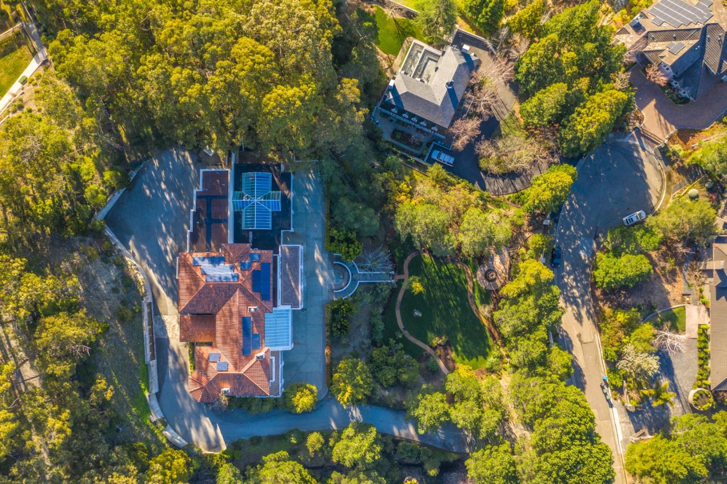 Detail Gallery Image 4 of 120 For 15 Boroughwood Pl, Hillsborough,  CA 94010 - 6 Beds | 7/2 Baths