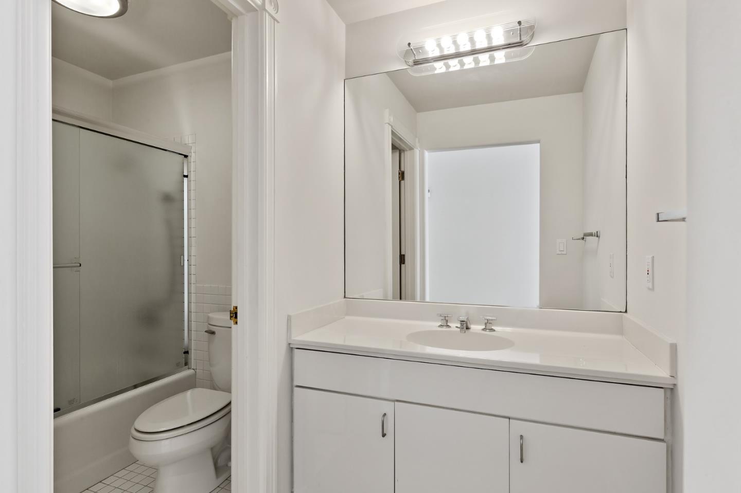 Detail Gallery Image 40 of 120 For 15 Boroughwood Pl, Hillsborough,  CA 94010 - 6 Beds | 7/2 Baths