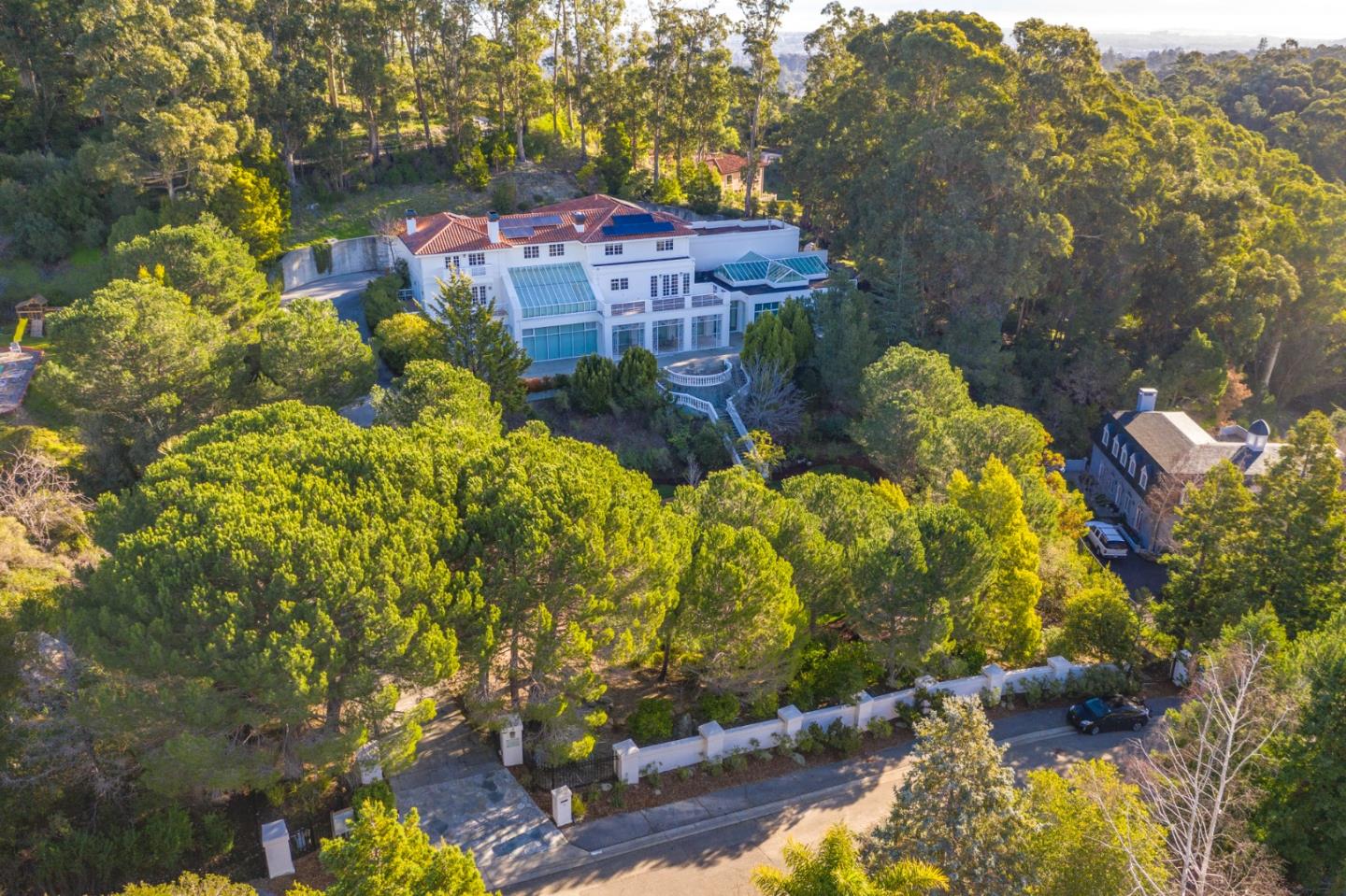 Detail Gallery Image 7 of 120 For 15 Boroughwood Pl, Hillsborough,  CA 94010 - 6 Beds | 7/2 Baths