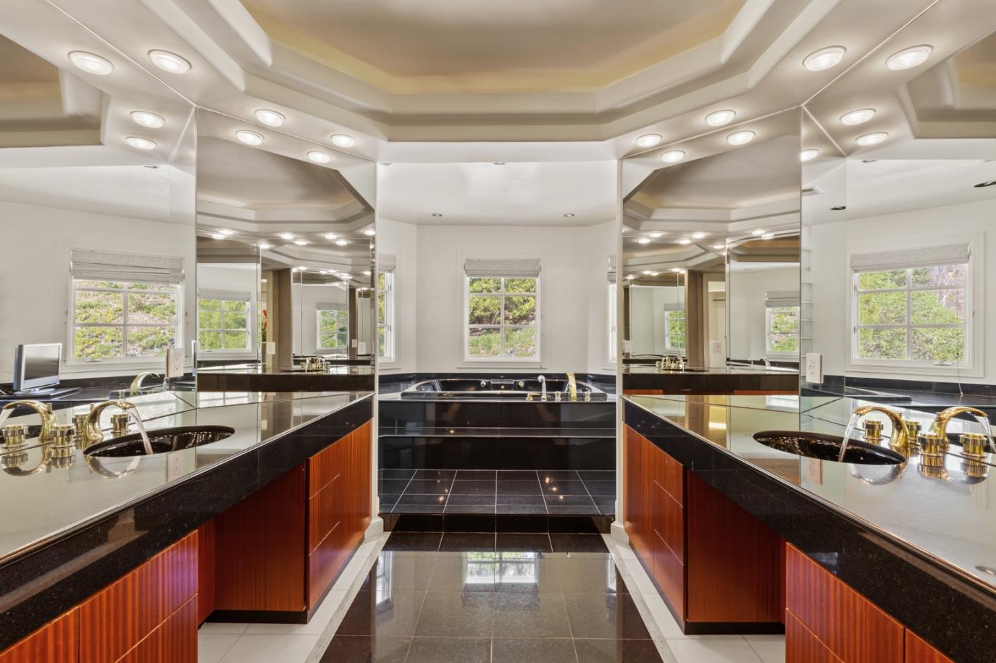 Detail Gallery Image 71 of 120 For 15 Boroughwood Pl, Hillsborough,  CA 94010 - 6 Beds | 7/2 Baths