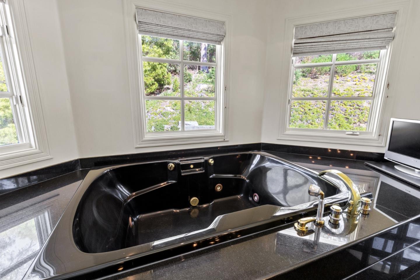 Detail Gallery Image 73 of 120 For 15 Boroughwood Pl, Hillsborough,  CA 94010 - 6 Beds | 7/2 Baths