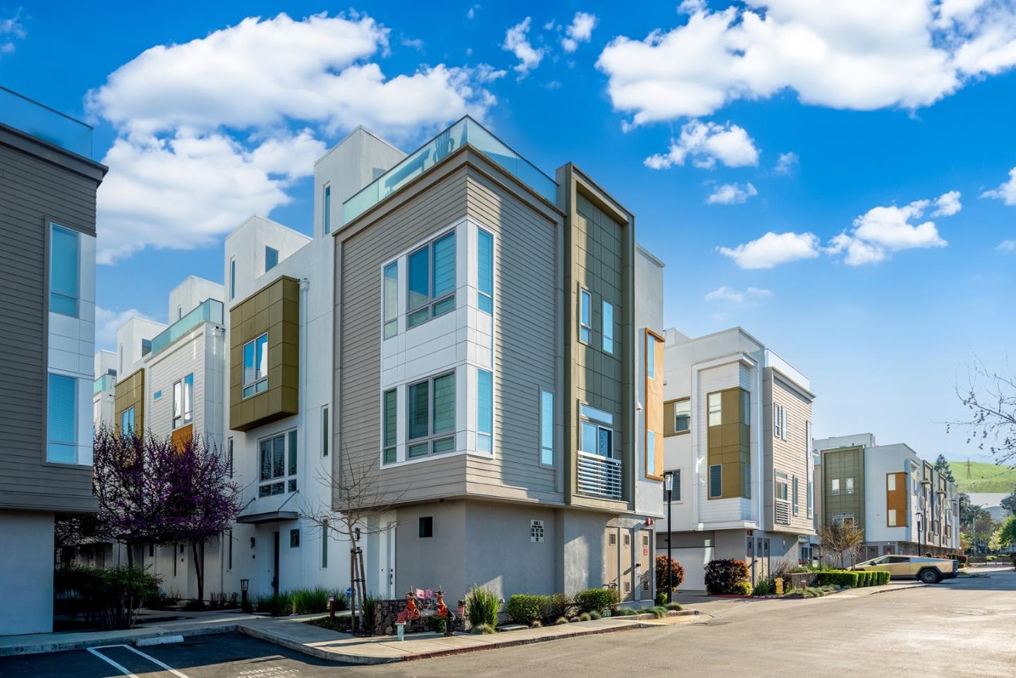 Detail Gallery Image 2 of 39 For 7922 Regional Cmn, Dublin,  CA 94568 - 2 Beds | 2/1 Baths