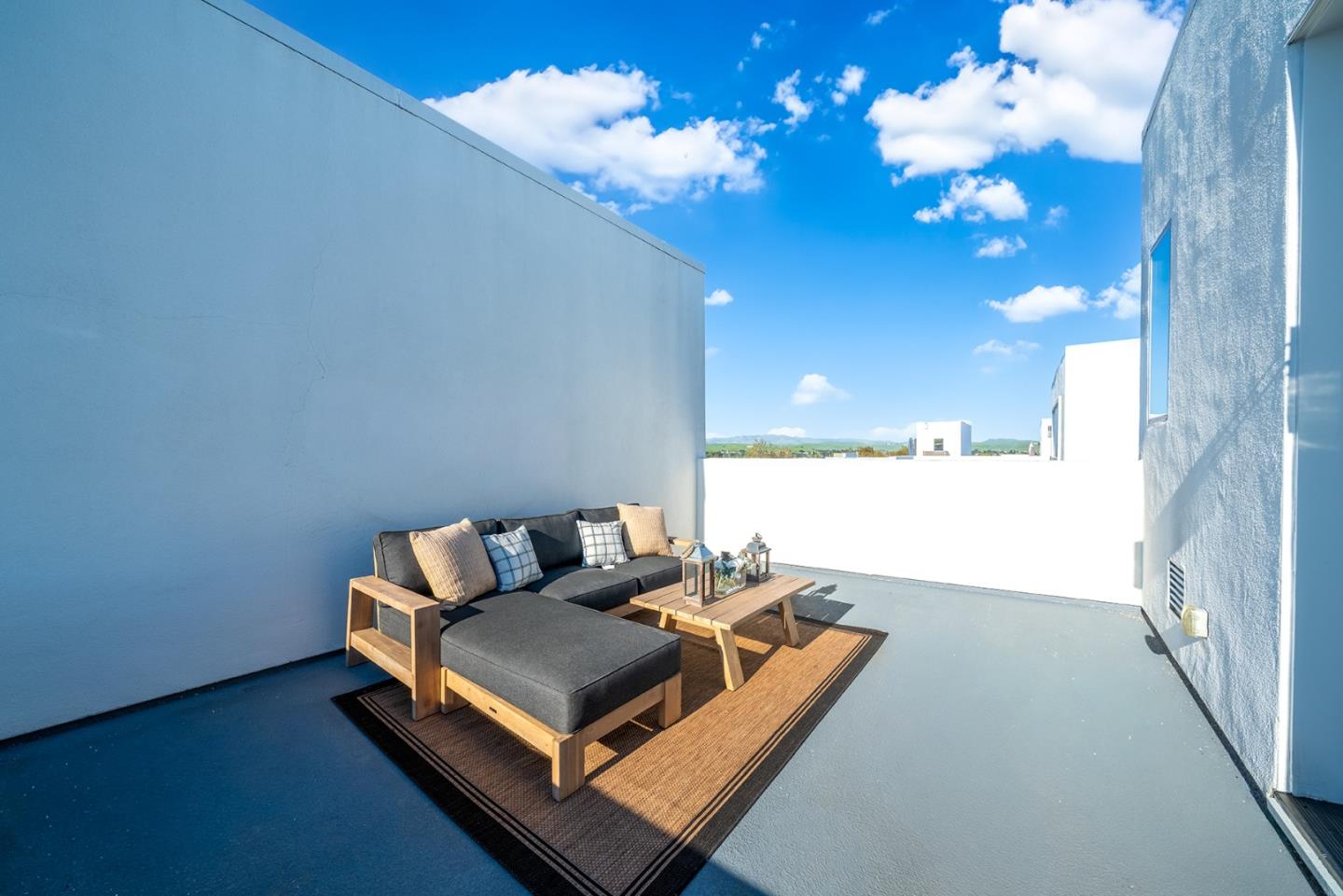 Detail Gallery Image 3 of 39 For 7922 Regional Cmn, Dublin,  CA 94568 - 2 Beds | 2/1 Baths