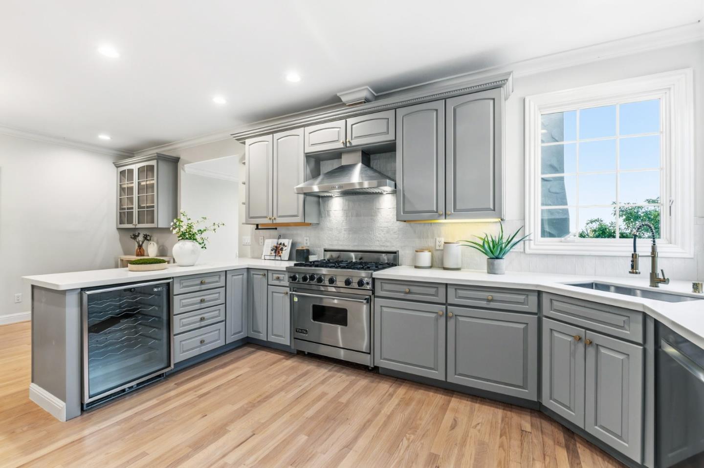 Detail Gallery Image 15 of 72 For 1466 Alvarado Ave, Burlingame,  CA 94010 - 3 Beds | 2/1 Baths