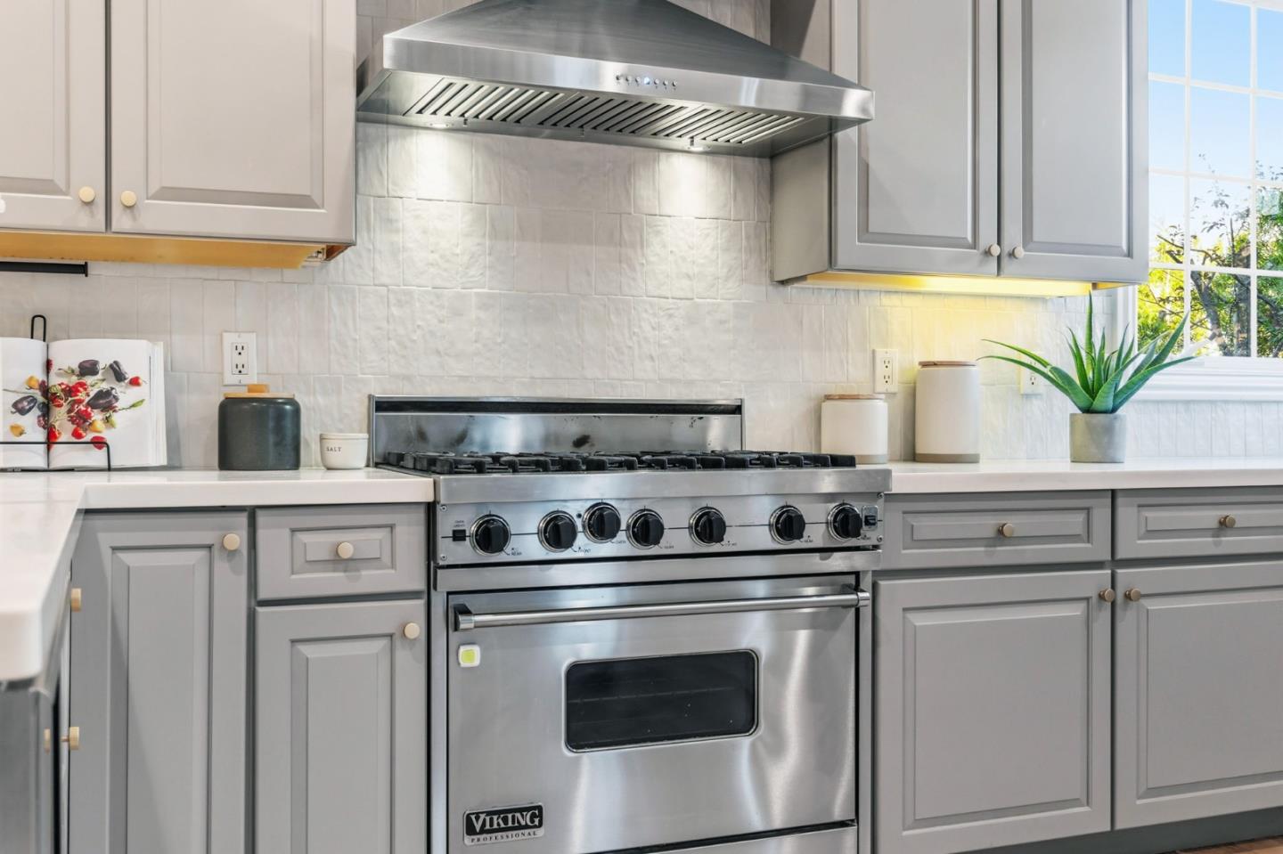 Detail Gallery Image 19 of 72 For 1466 Alvarado Ave, Burlingame,  CA 94010 - 3 Beds | 2/1 Baths