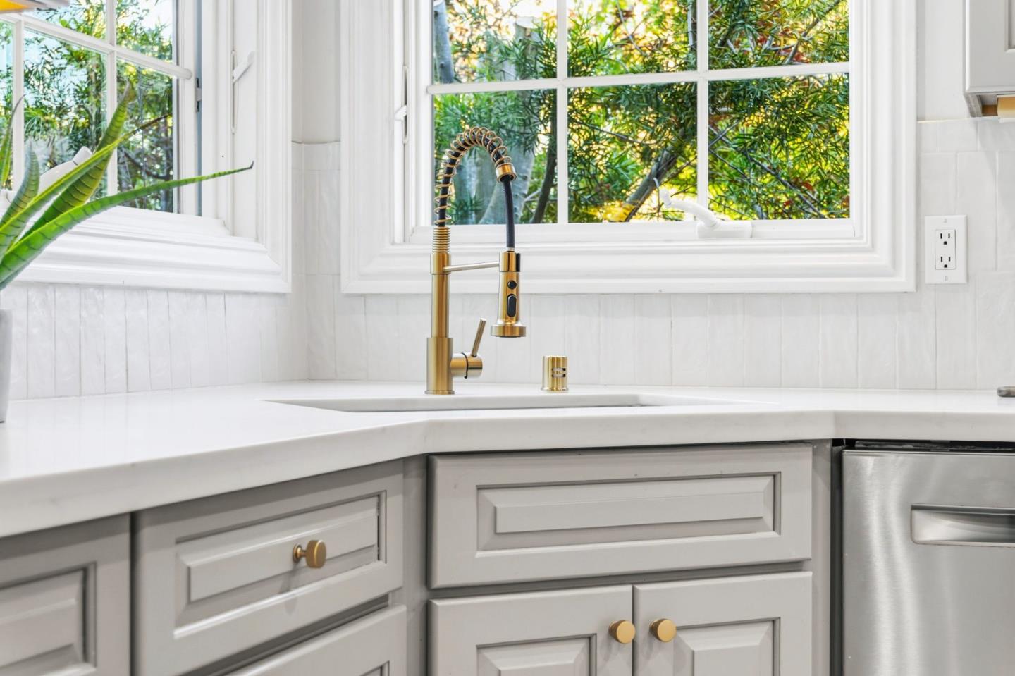 Detail Gallery Image 20 of 72 For 1466 Alvarado Ave, Burlingame,  CA 94010 - 3 Beds | 2/1 Baths