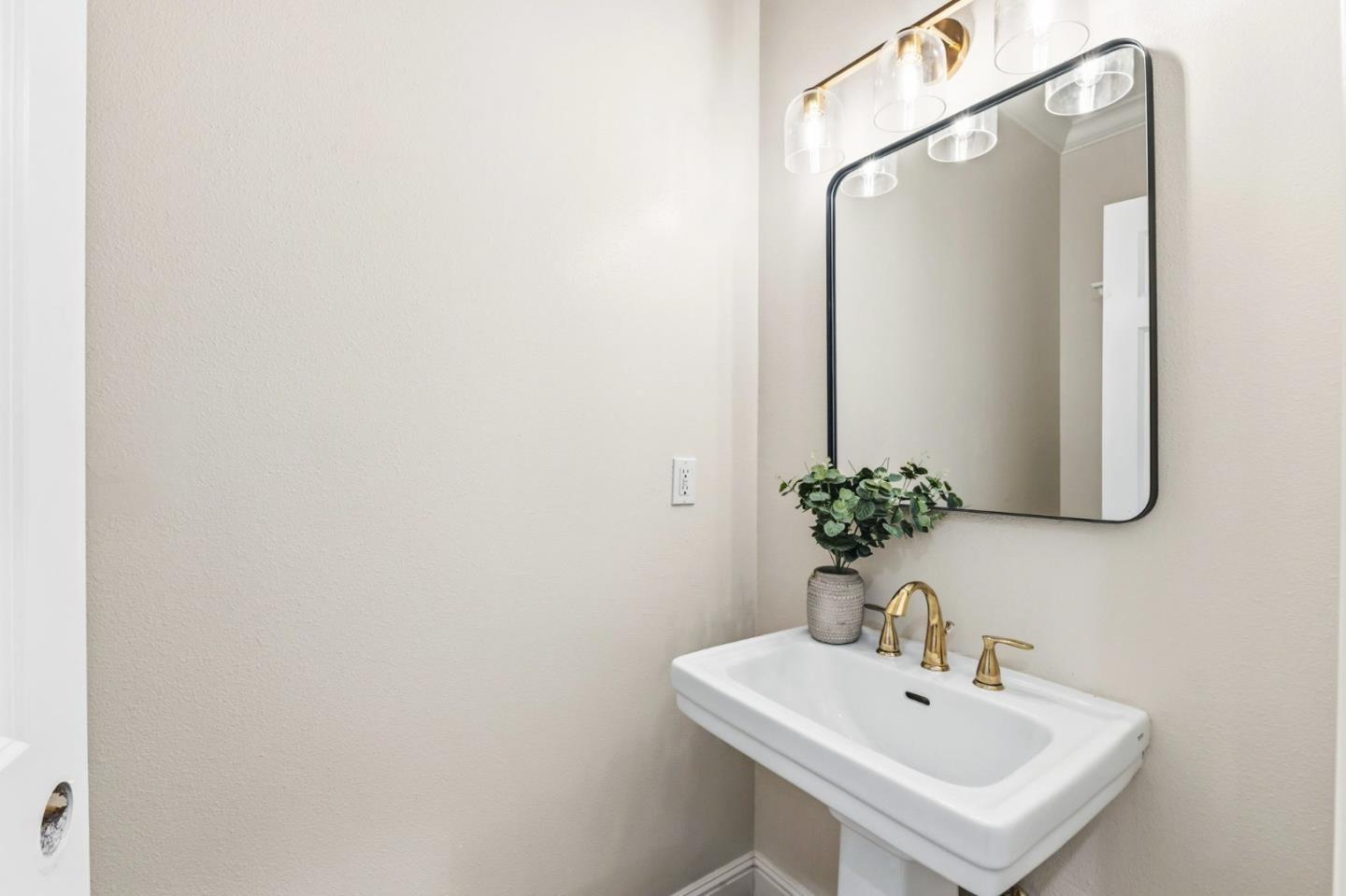 Detail Gallery Image 33 of 72 For 1466 Alvarado Ave, Burlingame,  CA 94010 - 3 Beds | 2/1 Baths