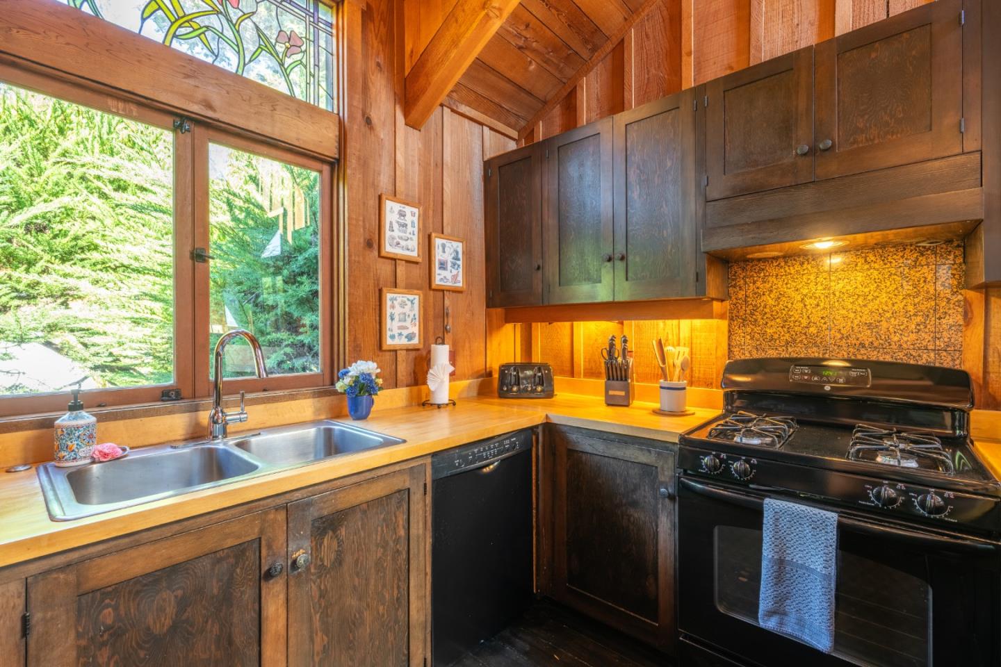 Detail Gallery Image 12 of 33 For 26181 Valley View Ave, Carmel,  CA 93923 - 3 Beds | 4 Baths