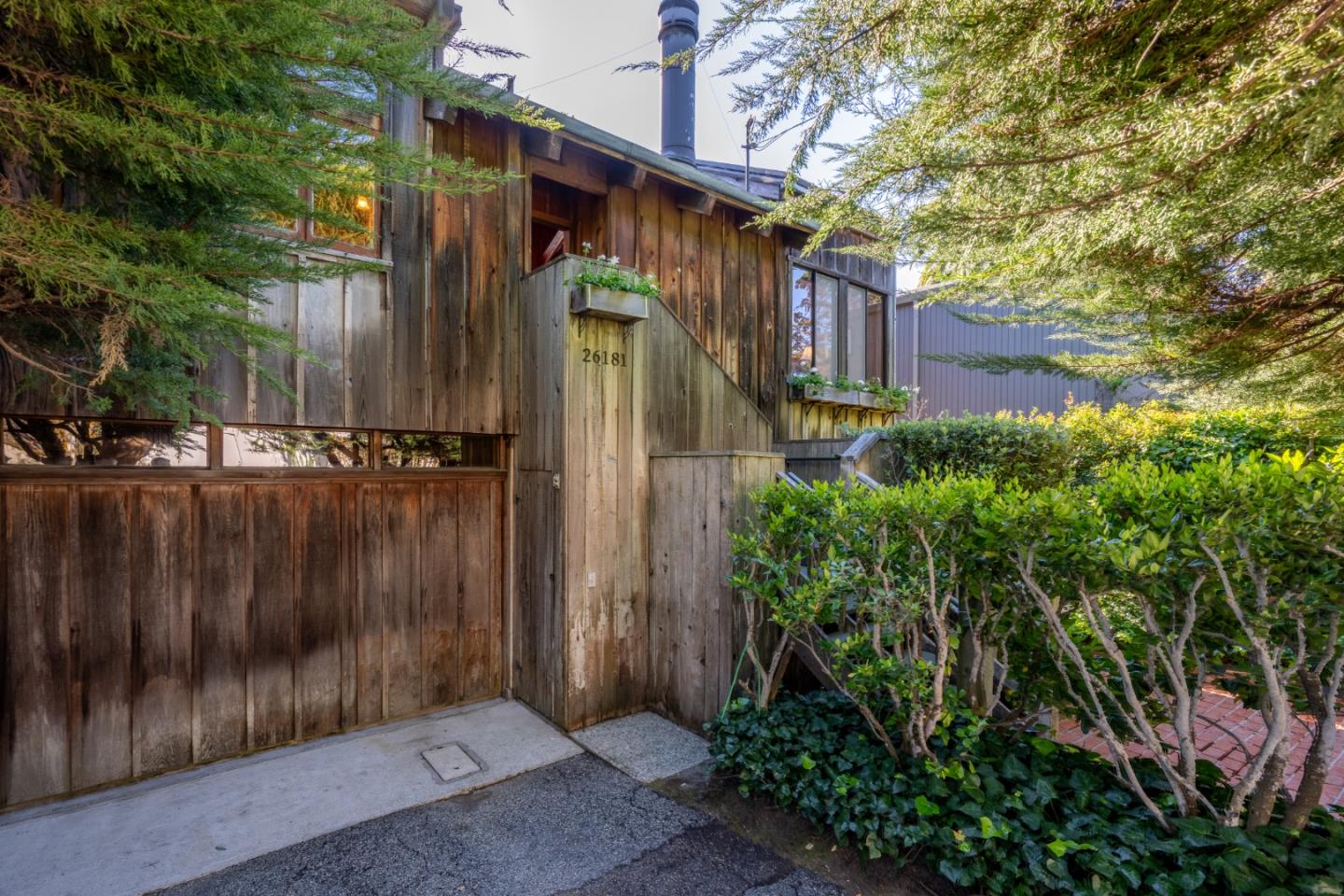 Detail Gallery Image 3 of 33 For 26181 Valley View Ave, Carmel,  CA 93923 - 3 Beds | 4 Baths