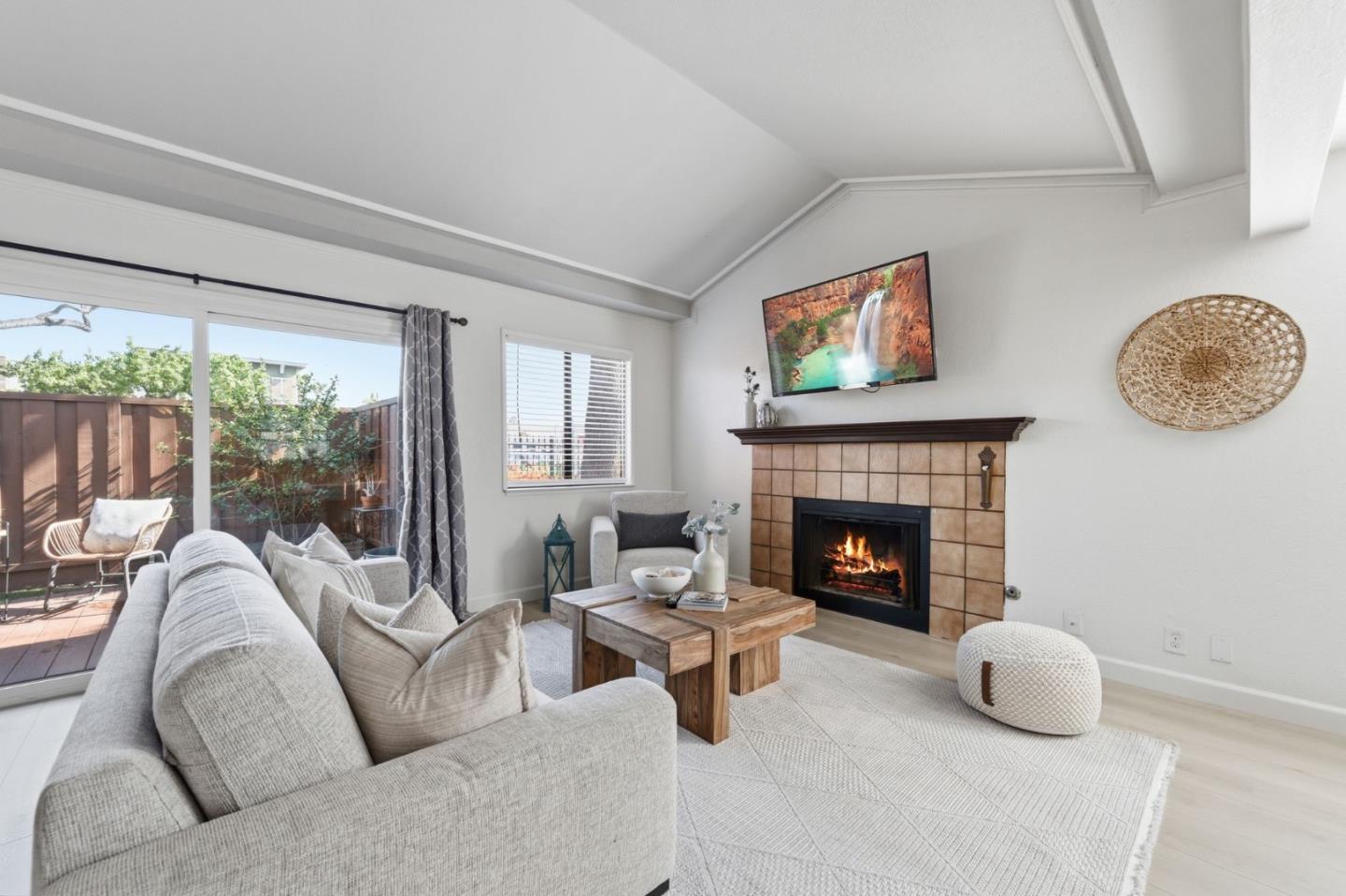 Detail Gallery Image 3 of 27 For 6023 Joaquin Murieta Ave a,  Newark,  CA 94560 - 3 Beds | 2 Baths