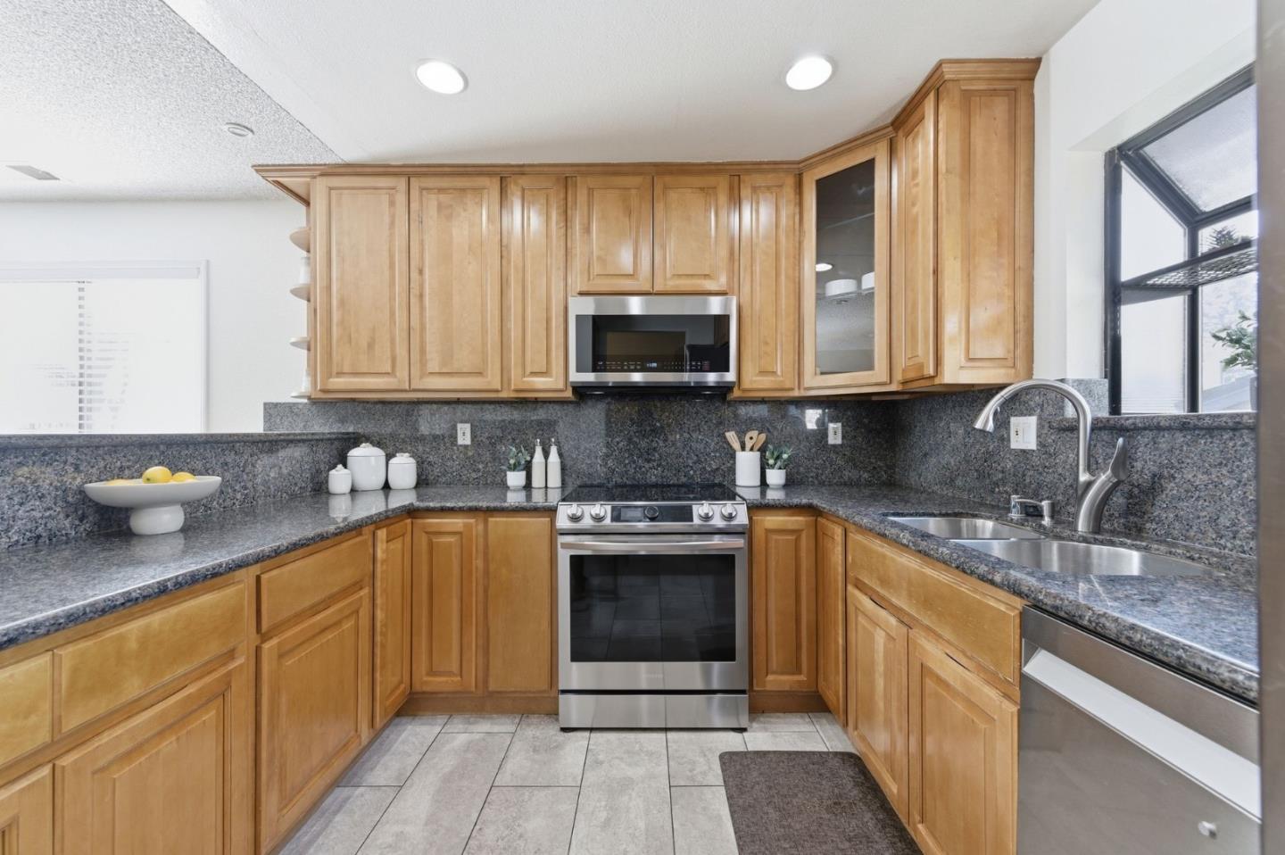 Detail Gallery Image 6 of 27 For 6023 Joaquin Murieta Ave a,  Newark,  CA 94560 - 3 Beds | 2 Baths