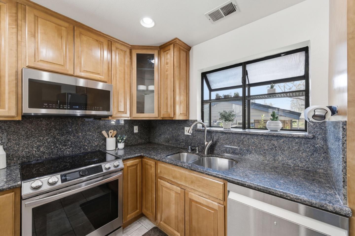 Detail Gallery Image 7 of 27 For 6023 Joaquin Murieta Ave a,  Newark,  CA 94560 - 3 Beds | 2 Baths