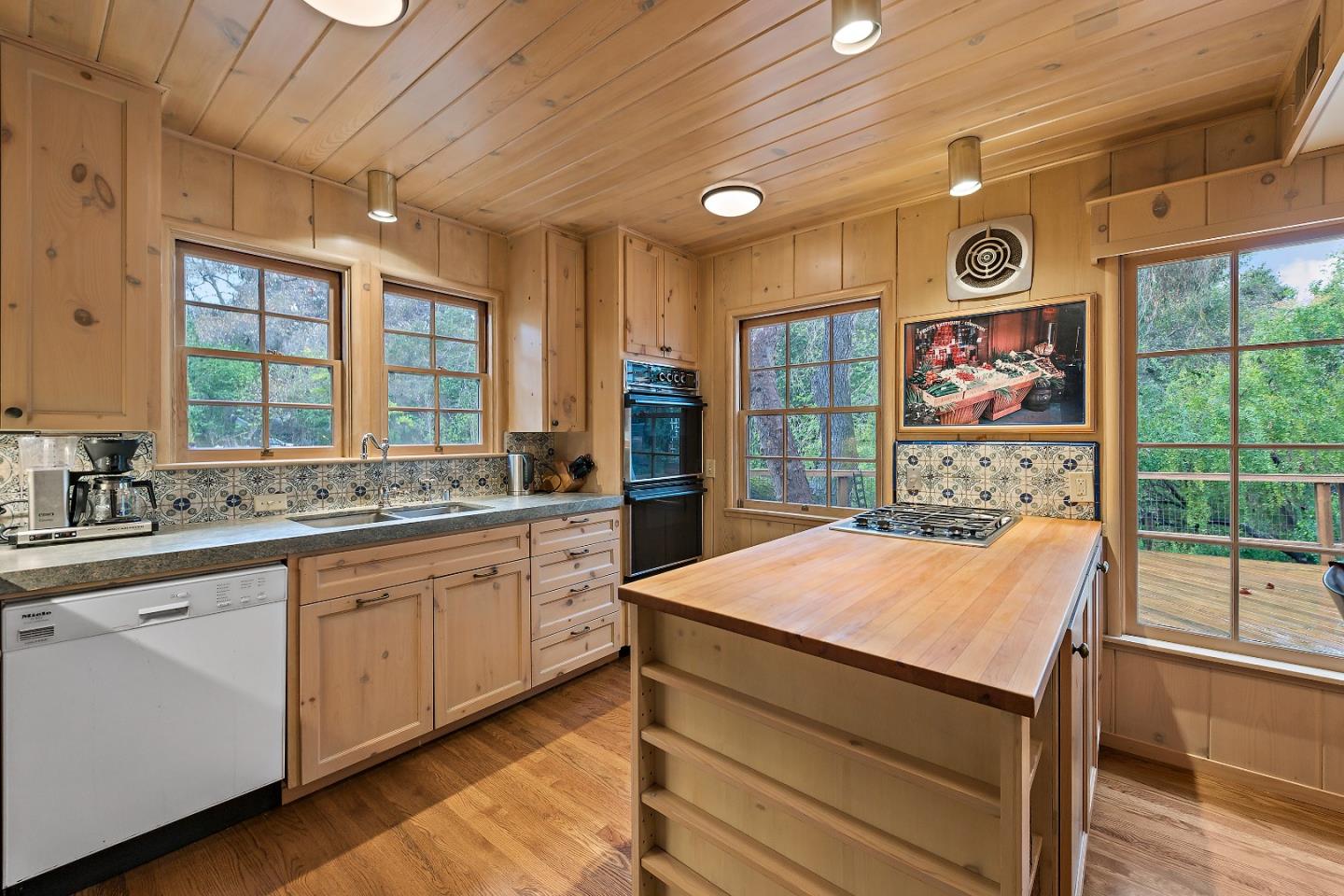 Detail Gallery Image 12 of 43 For 1200 Woodland Ave, Menlo Park,  CA 94025 - 3 Beds | 2 Baths