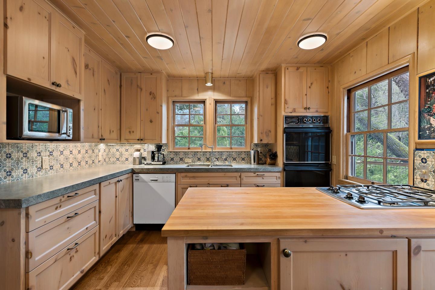 Detail Gallery Image 13 of 43 For 1200 Woodland Ave, Menlo Park,  CA 94025 - 3 Beds | 2 Baths