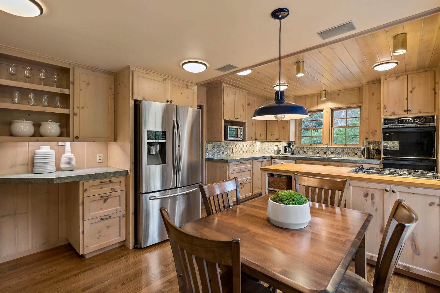 Detail Gallery Image 16 of 43 For 1200 Woodland Ave, Menlo Park,  CA 94025 - 3 Beds | 2 Baths