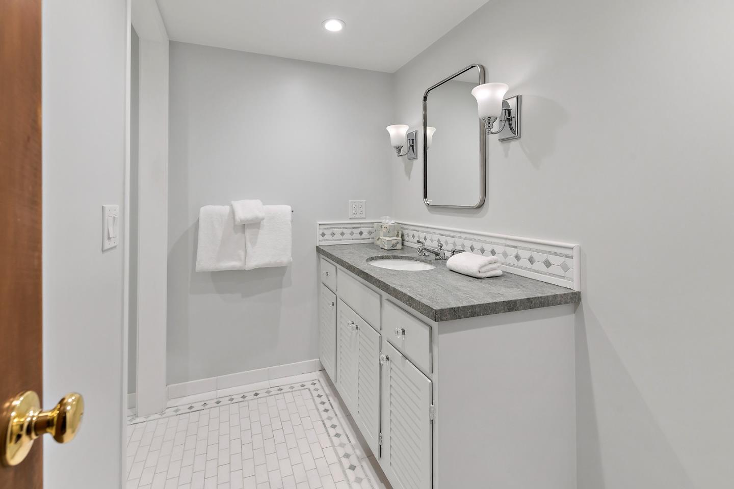 Detail Gallery Image 18 of 43 For 1200 Woodland Ave, Menlo Park,  CA 94025 - 3 Beds | 2 Baths