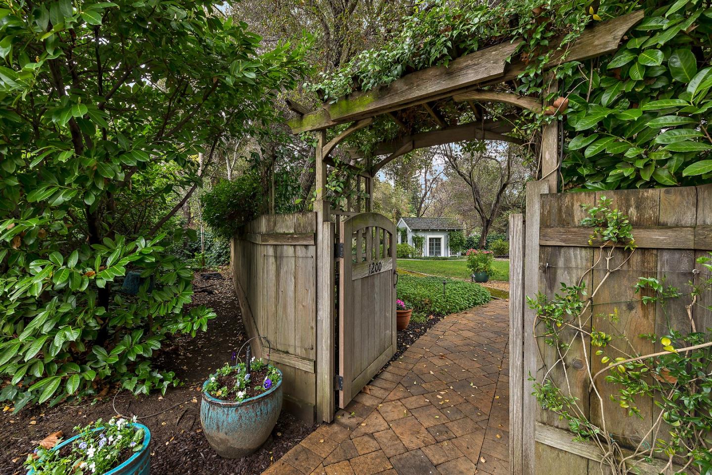 Detail Gallery Image 3 of 43 For 1200 Woodland Ave, Menlo Park,  CA 94025 - 3 Beds | 2 Baths