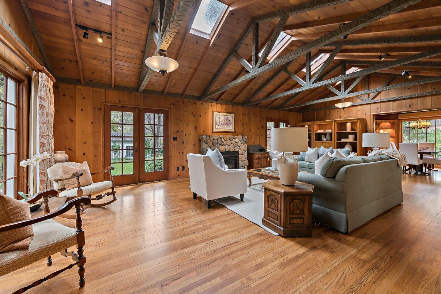 Detail Gallery Image 4 of 43 For 1200 Woodland Ave, Menlo Park,  CA 94025 - 3 Beds | 2 Baths