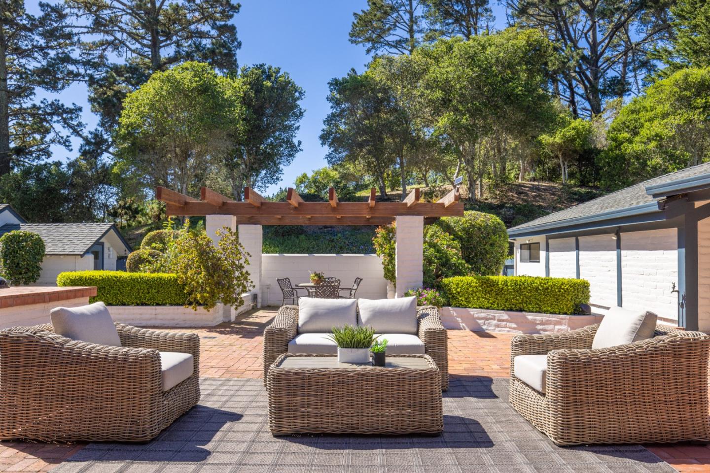 Detail Gallery Image 9 of 39 For 507 Aguajito Rd, Carmel,  CA 93923 - 3 Beds | 3/1 Baths