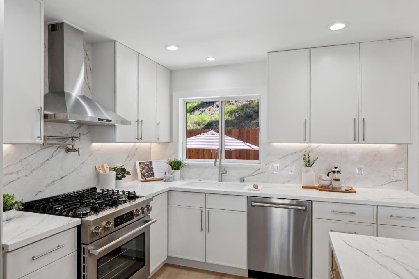 Detail Gallery Image 11 of 47 For 2 Celia Ct, Pacifica,  CA 94044 - 5 Beds | 3 Baths