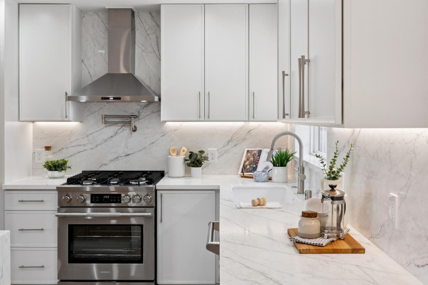 Detail Gallery Image 14 of 47 For 2 Celia Ct, Pacifica,  CA 94044 - 5 Beds | 3 Baths