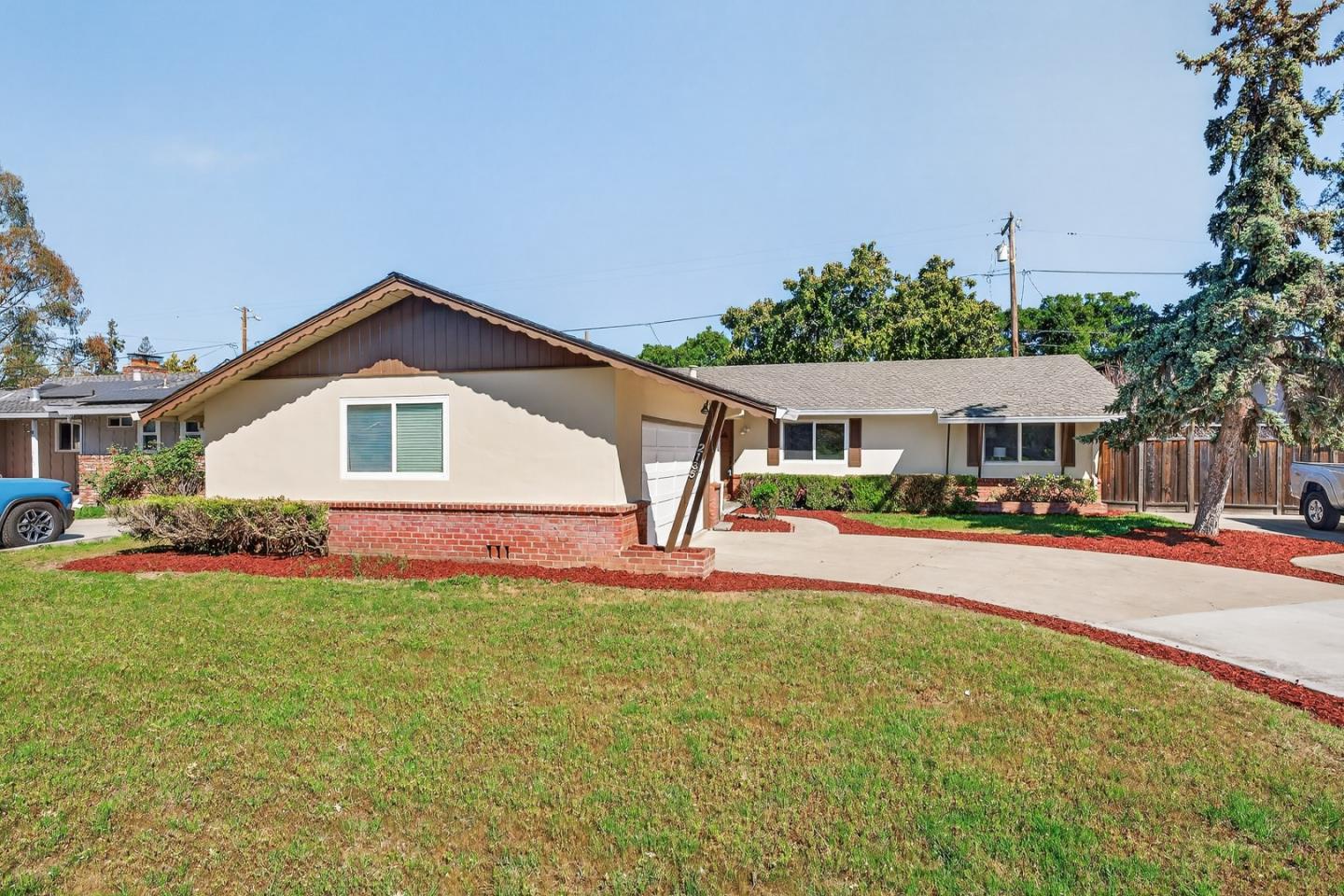 Detail Gallery Image 2 of 31 For 2135 W Hedding St, San Jose,  CA 95128 - 3 Beds | 2/1 Baths