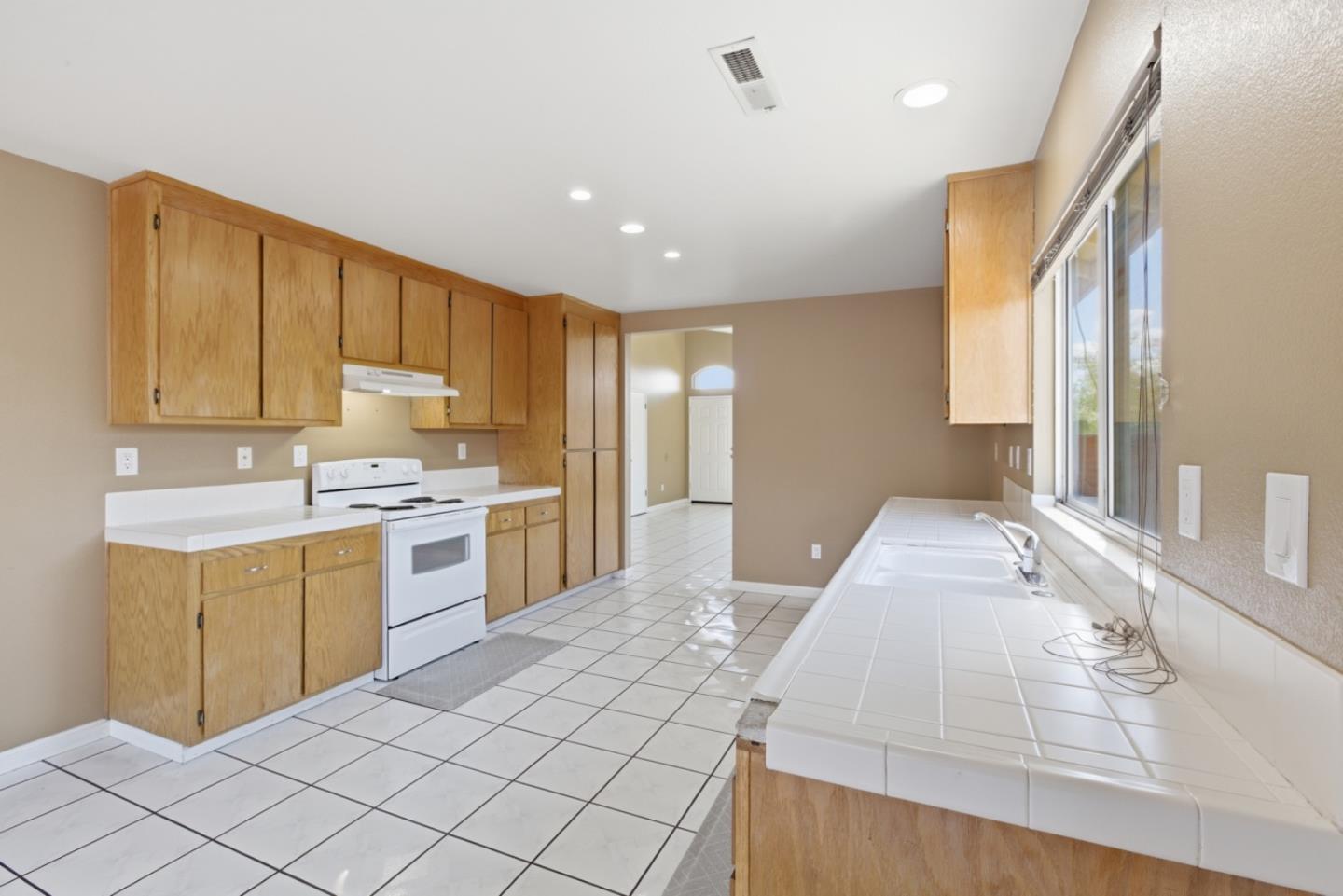 Detail Gallery Image 5 of 17 For 449 Sage Ct, Soledad,  CA 93960 - 4 Beds | 2 Baths