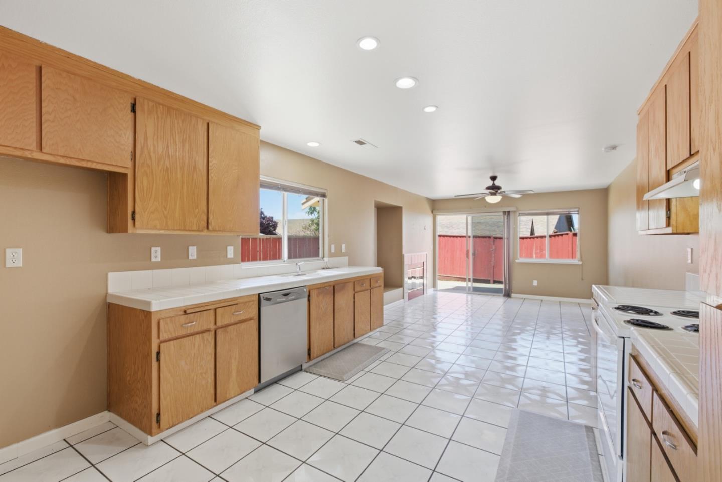 Detail Gallery Image 6 of 17 For 449 Sage Ct, Soledad,  CA 93960 - 4 Beds | 2 Baths