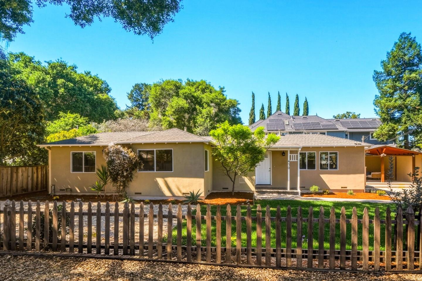 Detail Gallery Image 2 of 32 For 470 Bell St, East Palo Alto,  CA 94303 - 3 Beds | 2 Baths