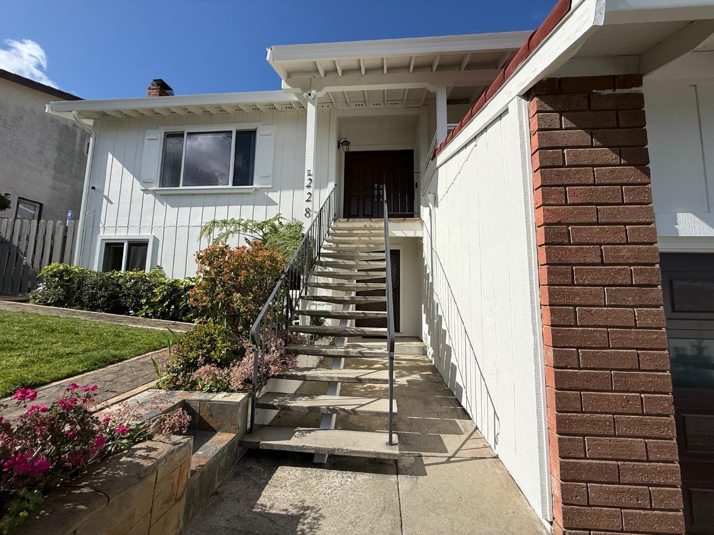 Detail Gallery Image 4 of 5 For 228 Crestview Dr, San Carlos,  CA 94070 - 5 Beds | 4/1 Baths