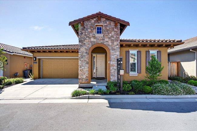 Detail Gallery Image 2 of 33 For 2080 White Oak Dr, Hollister,  CA 95023 - 2 Beds | 2 Baths