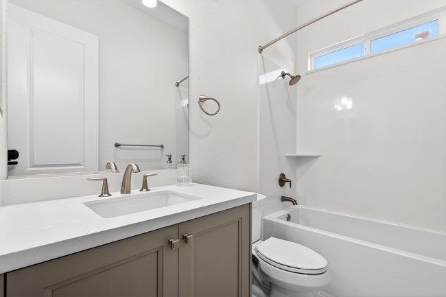 Detail Gallery Image 4 of 33 For 2080 White Oak Dr, Hollister,  CA 95023 - 2 Beds | 2 Baths