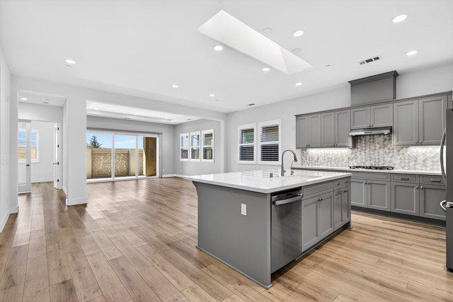 Detail Gallery Image 6 of 33 For 2080 White Oak Dr, Hollister,  CA 95023 - 2 Beds | 2 Baths