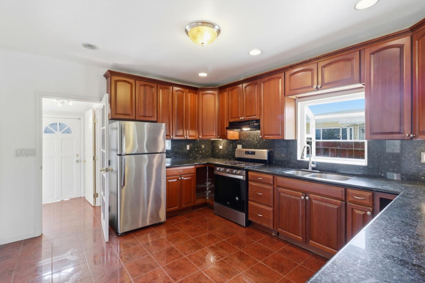 Detail Gallery Image 10 of 32 For 1560 165th, San Leandro,  CA 94578 - 2 Beds | 2 Baths