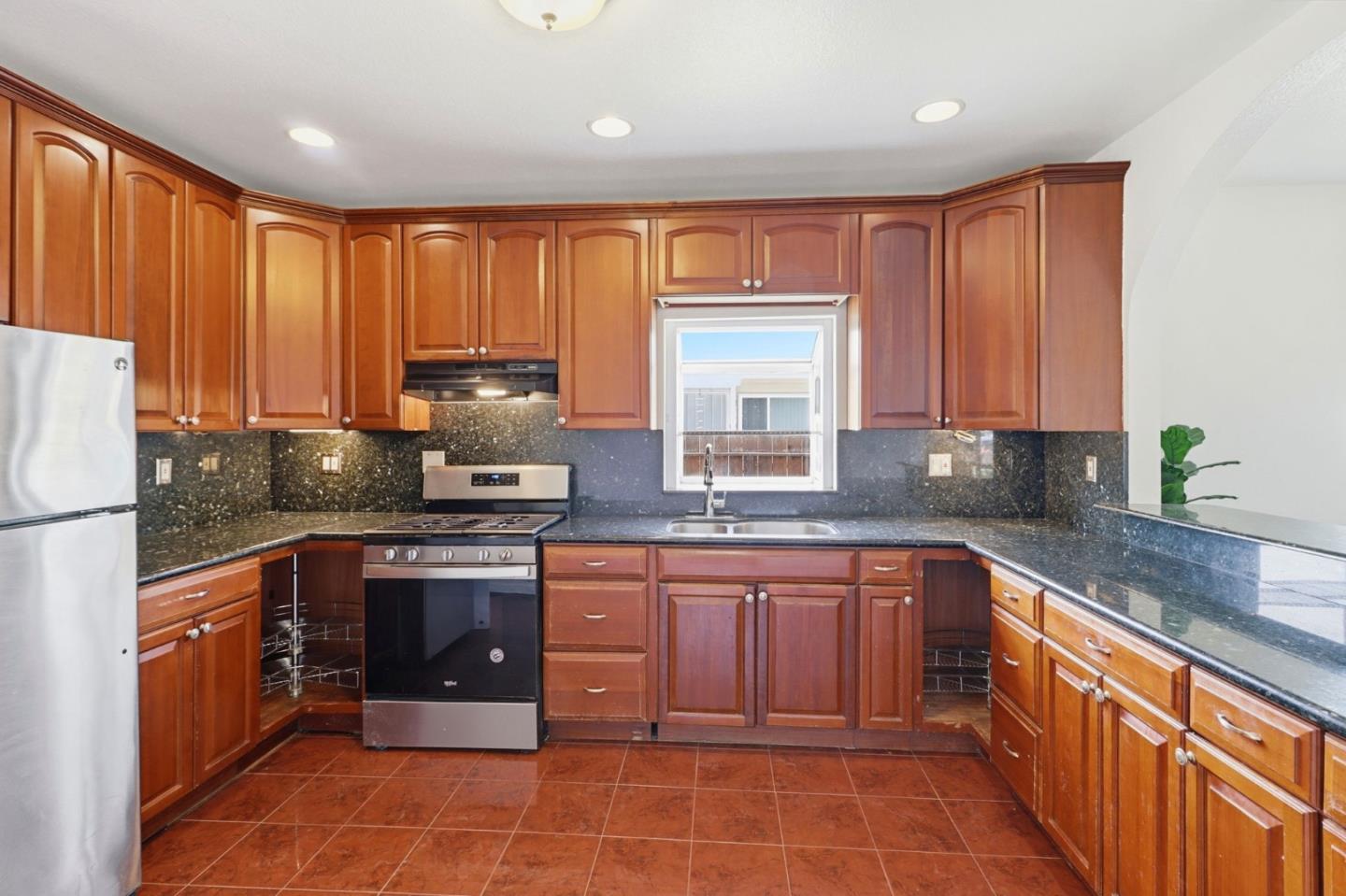 Detail Gallery Image 12 of 32 For 1560 165th, San Leandro,  CA 94578 - 2 Beds | 2 Baths