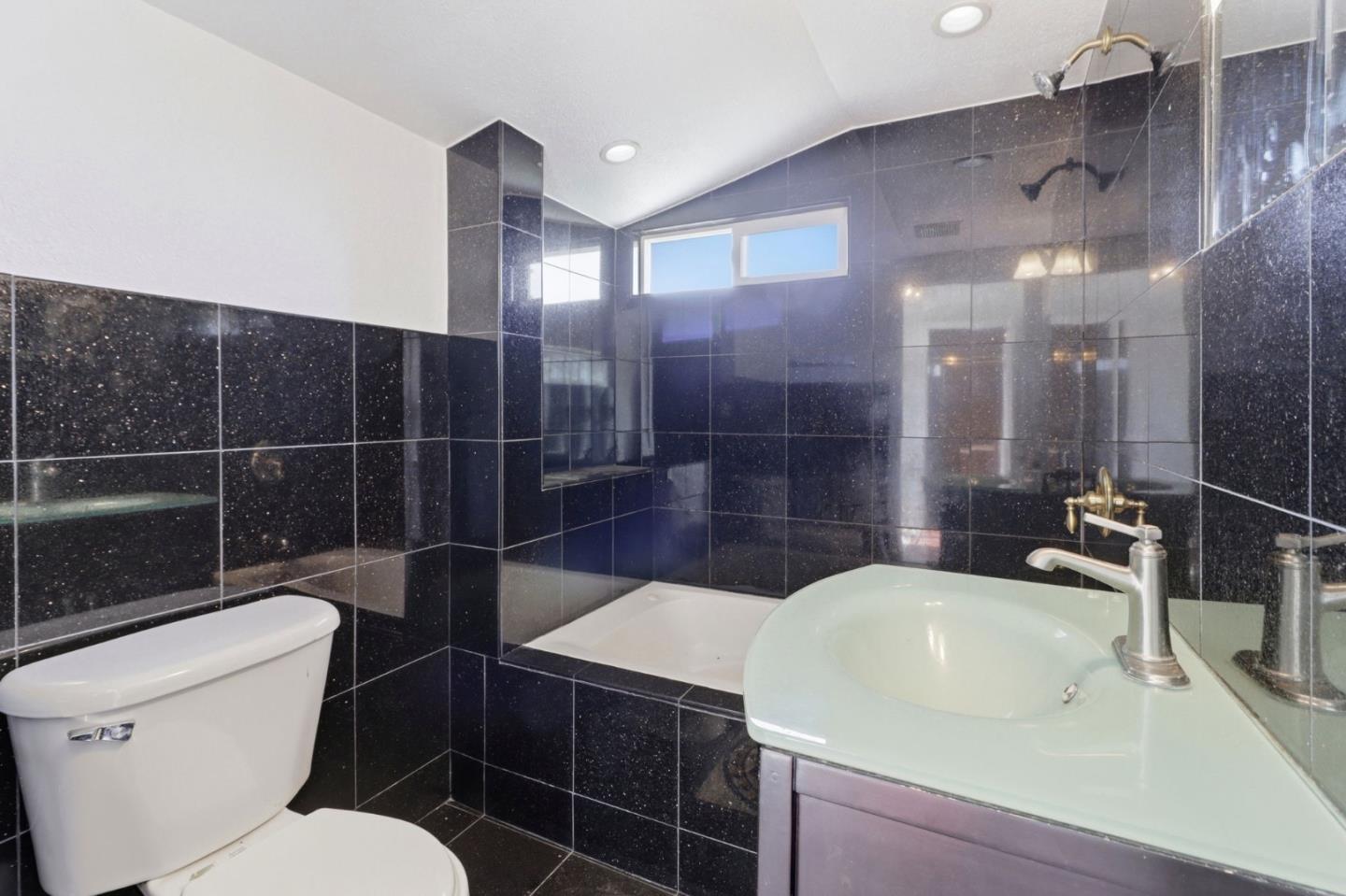 Detail Gallery Image 23 of 32 For 1560 165th, San Leandro,  CA 94578 - 2 Beds | 2 Baths