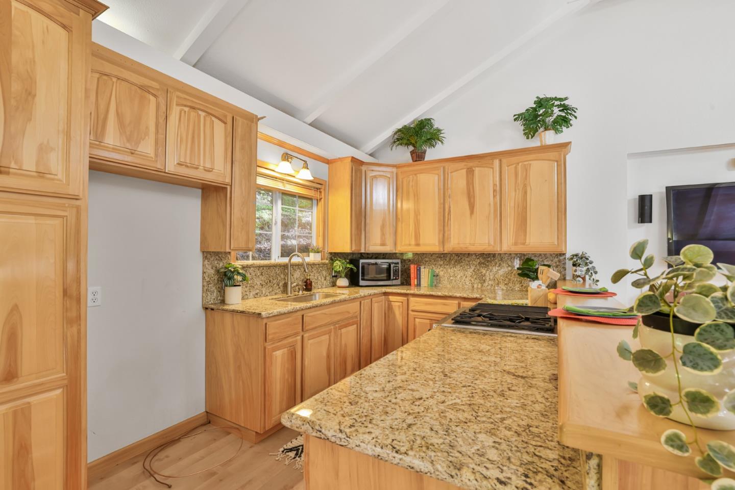 Detail Gallery Image 6 of 46 For 804 Quigg Way, Boulder Creek,  CA 95006 - 2 Beds | 1 Baths