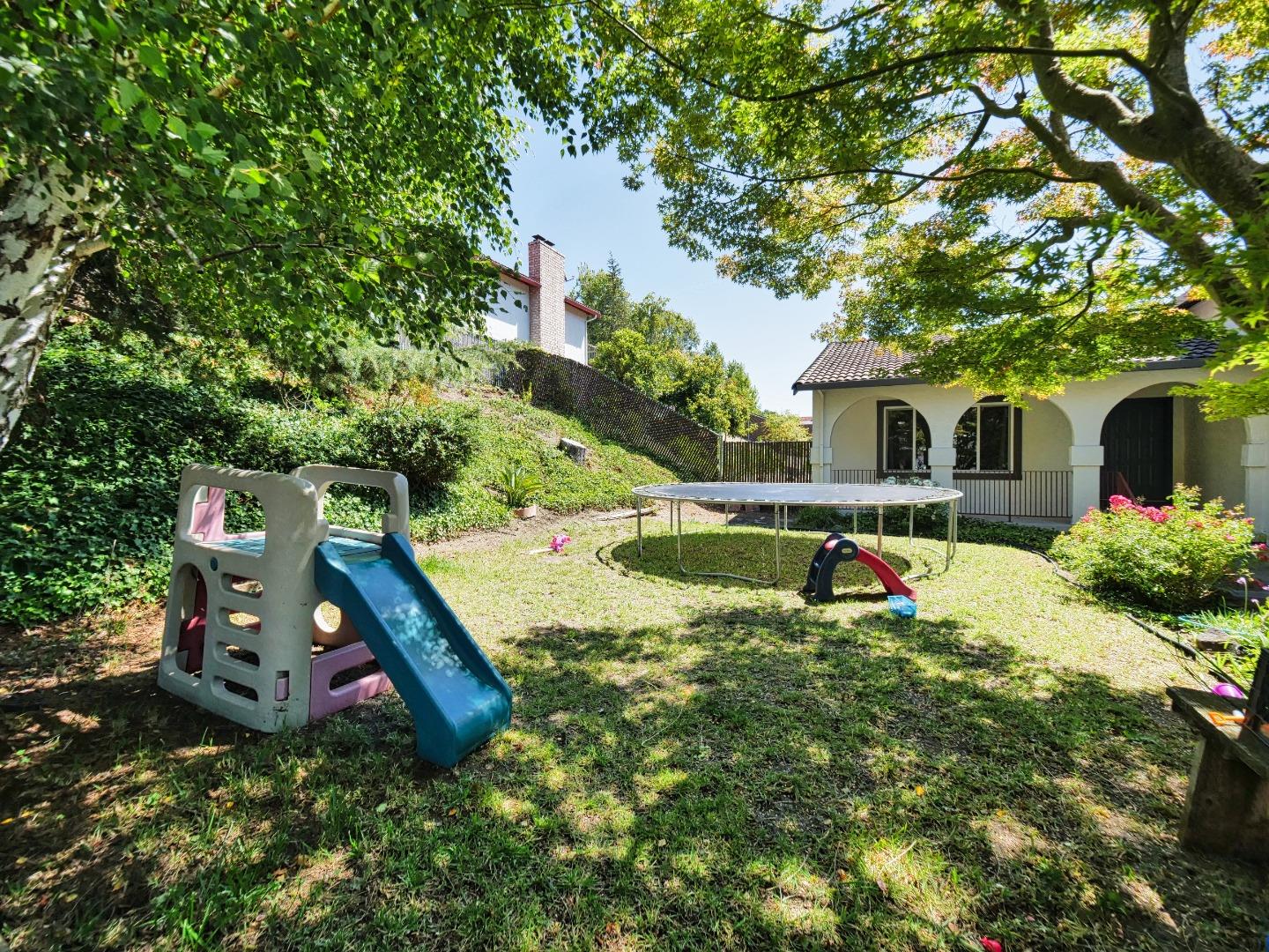 Detail Gallery Image 4 of 18 For 5909 Amend Rd, El Sobrante,  CA 94803 - 4 Beds | 3 Baths