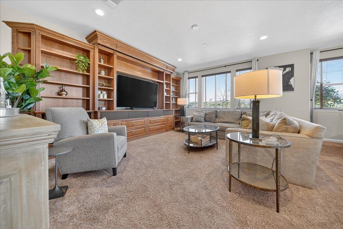 Detail Gallery Image 4 of 43 For 17603 Reynolds St, Marina,  CA 93933 - 3 Beds | 2/1 Baths