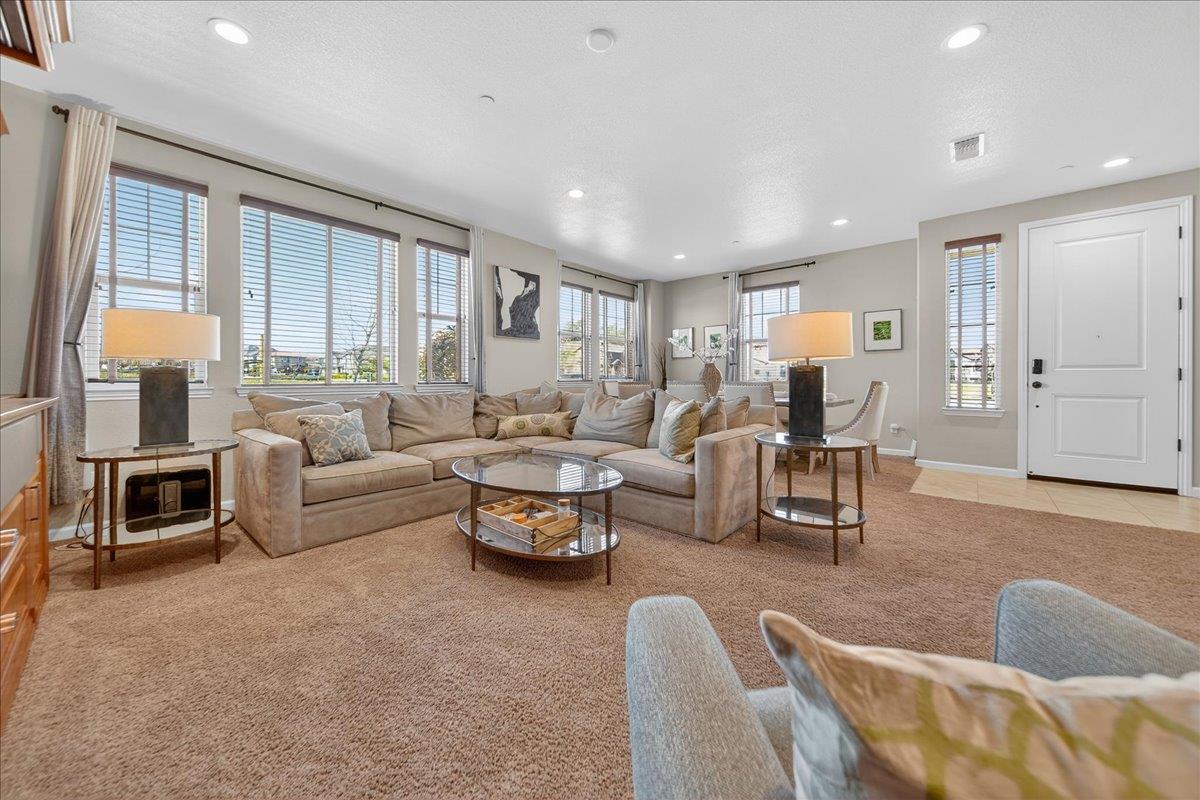 Detail Gallery Image 5 of 43 For 17603 Reynolds St, Marina,  CA 93933 - 3 Beds | 2/1 Baths