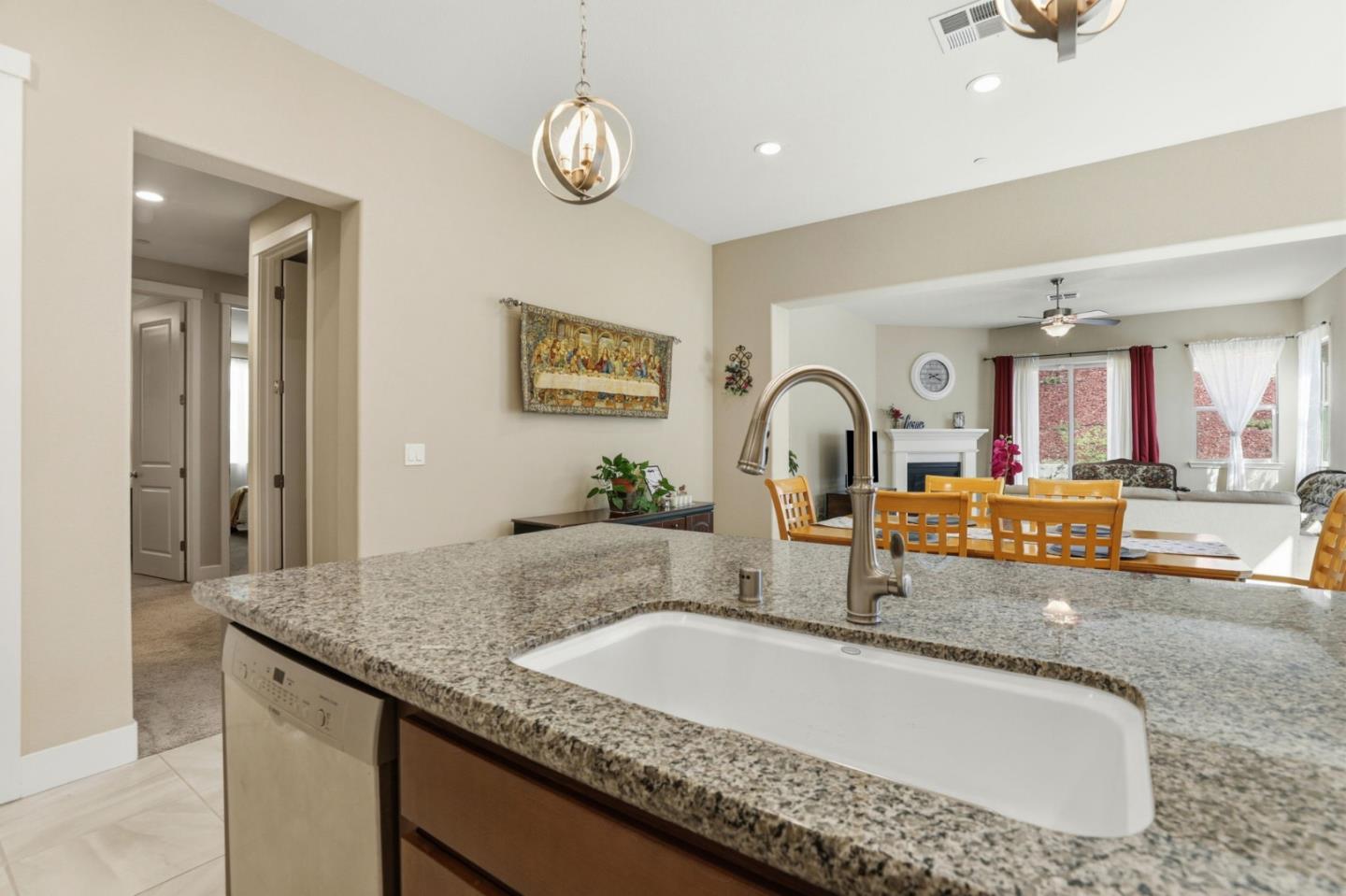 Detail Gallery Image 14 of 41 For 1575 Sunflower Dr, Hollister,  CA 95023 - 4 Beds | 2 Baths