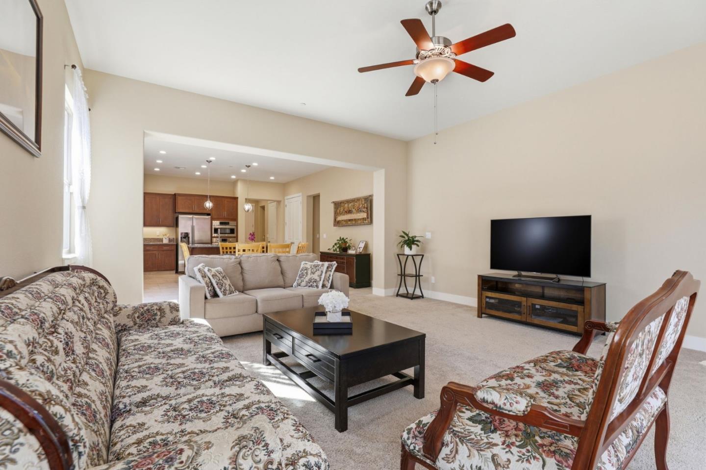 Detail Gallery Image 8 of 41 For 1575 Sunflower Dr, Hollister,  CA 95023 - 4 Beds | 2 Baths