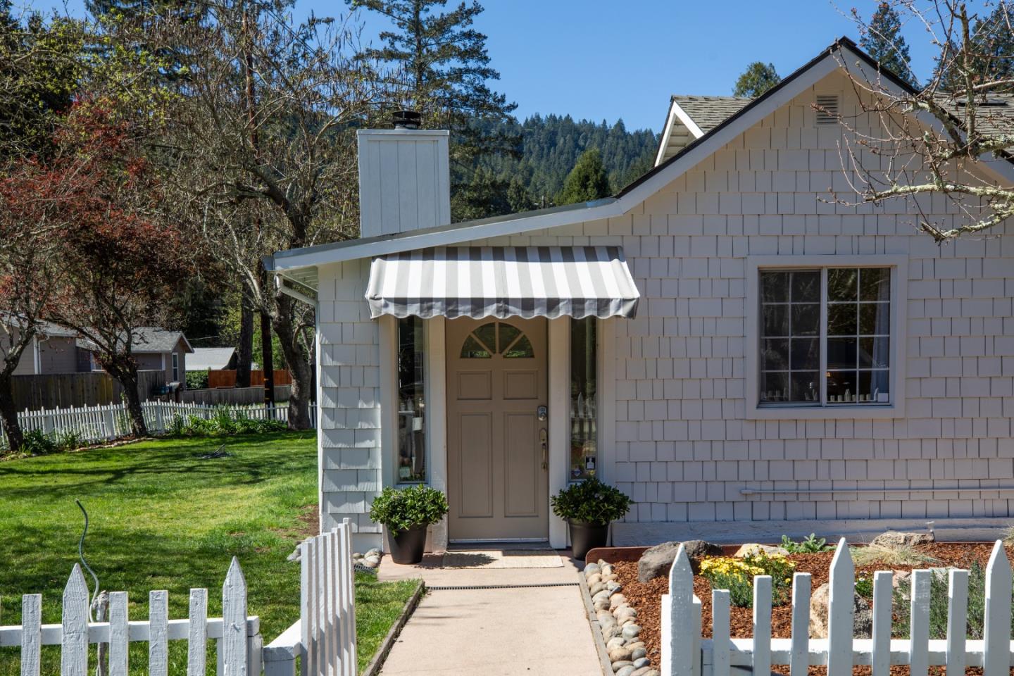 Detail Gallery Image 5 of 44 For 8215 Glen Arbor Rd, Ben Lomond,  CA 95005 - 3 Beds | 2 Baths