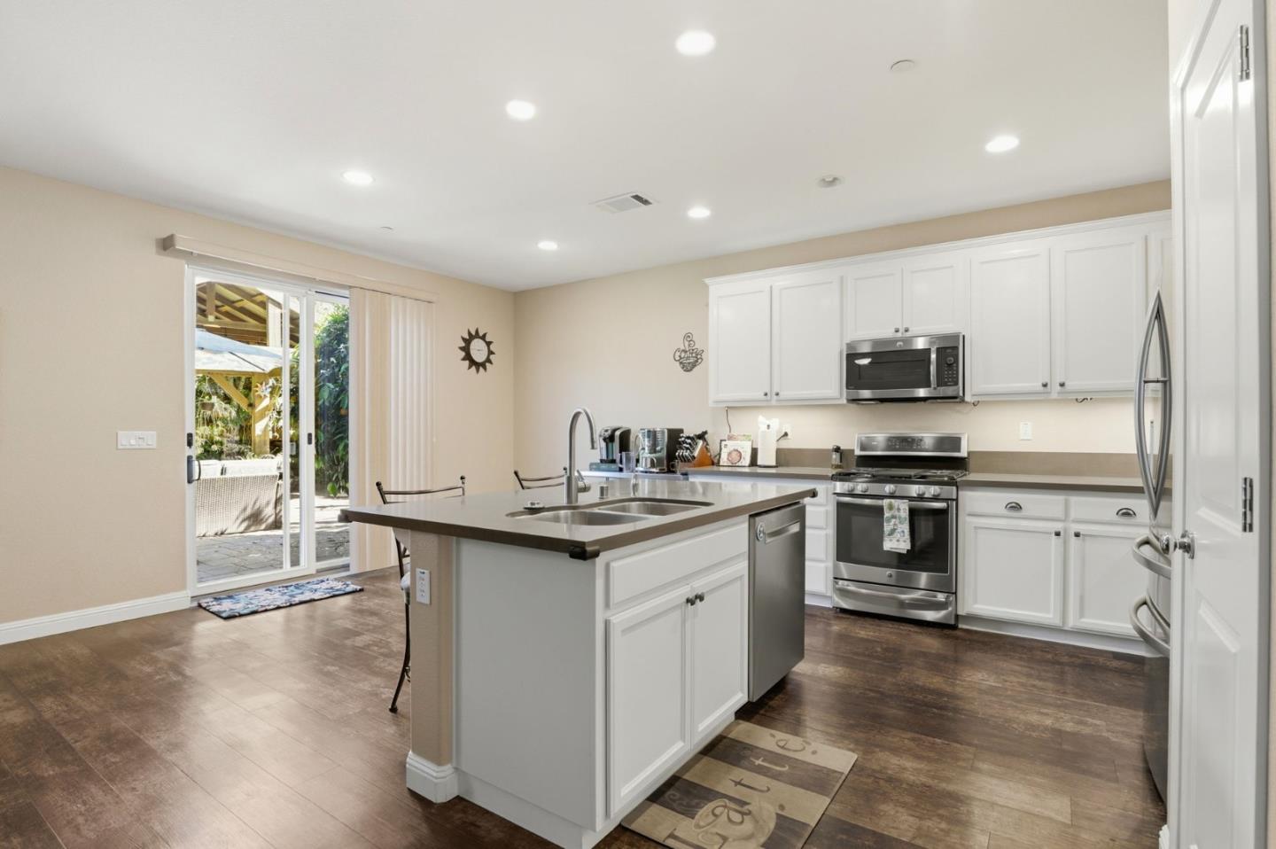 Detail Gallery Image 11 of 35 For 9554 Rodeo Dr, Gilroy,  CA 95020 - 5 Beds | 3 Baths