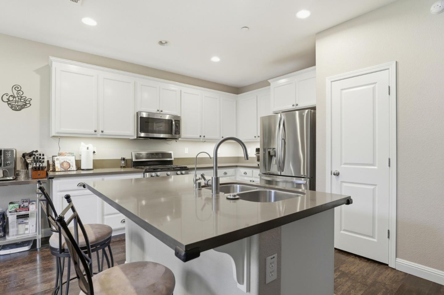 Detail Gallery Image 9 of 35 For 9554 Rodeo Dr, Gilroy,  CA 95020 - 5 Beds | 3 Baths