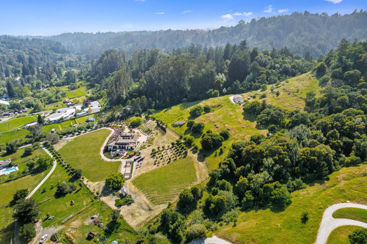 Detail Gallery Image 4 of 112 For 220 Falcon Hl, Santa Cruz,  CA 95065 - 5 Beds | 5/1 Baths