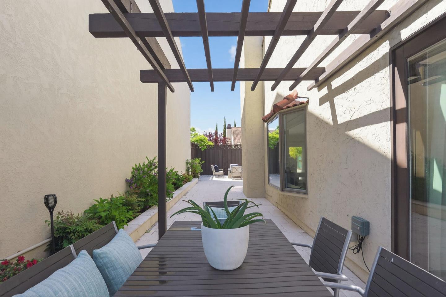 Detail Gallery Image 26 of 45 For 31 Barcelona Cir, Redwood City,  CA 94065 - 2 Beds | 2 Baths