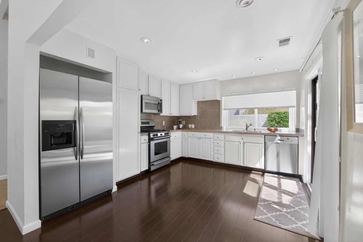 Detail Gallery Image 6 of 45 For 31 Barcelona Cir, Redwood City,  CA 94065 - 2 Beds | 2 Baths