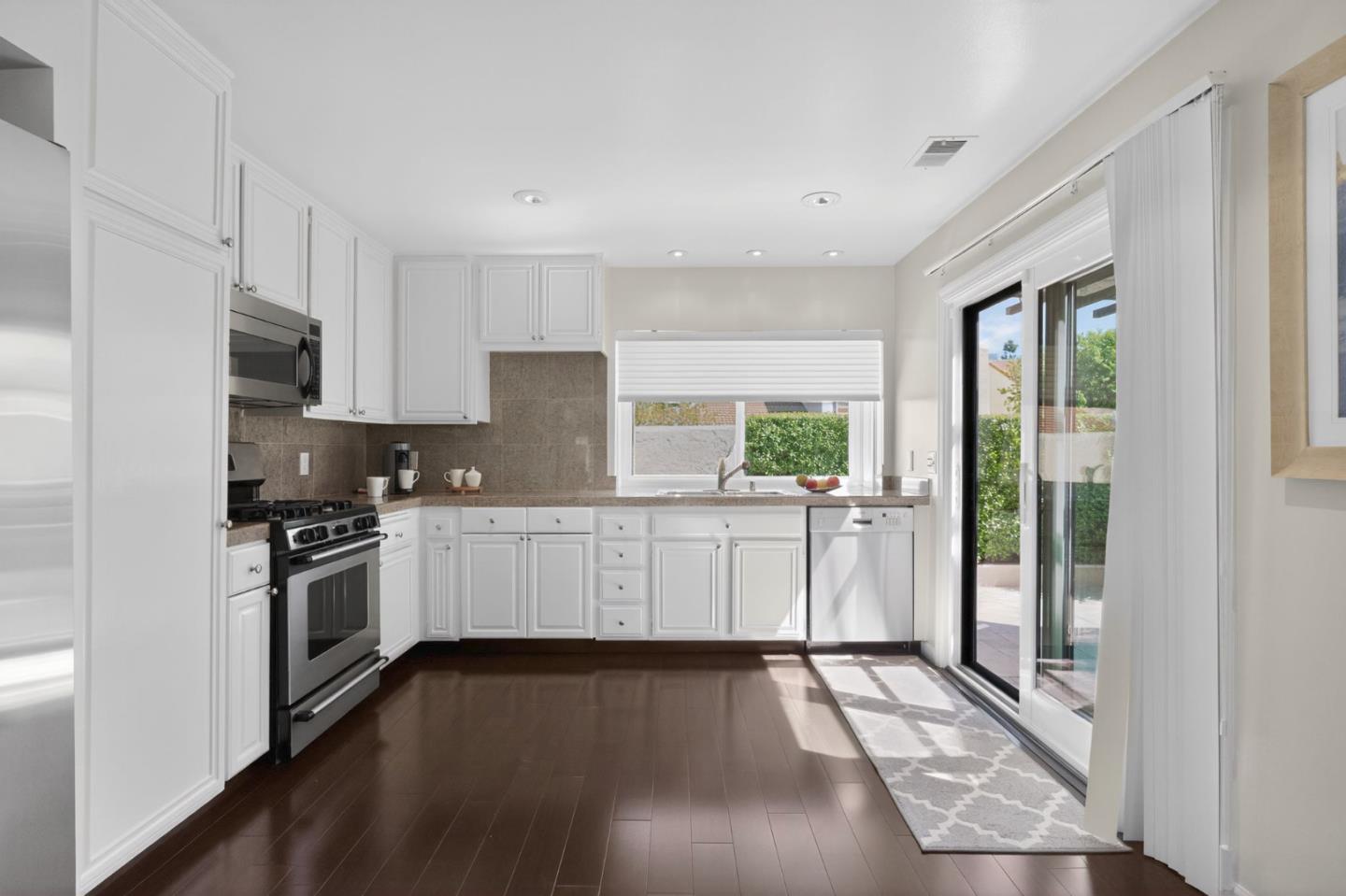 Detail Gallery Image 8 of 45 For 31 Barcelona Cir, Redwood City,  CA 94065 - 2 Beds | 2 Baths